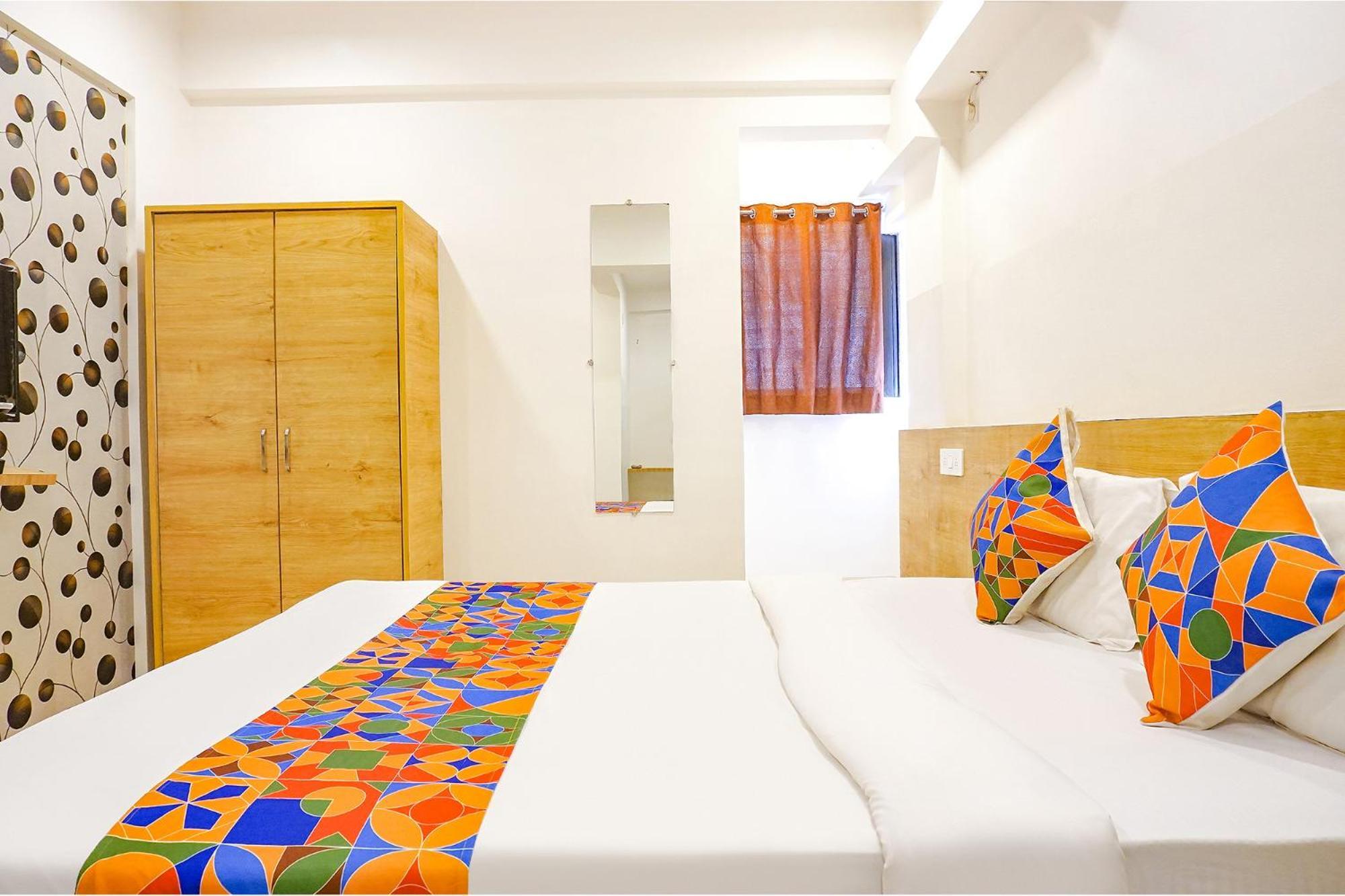 פונה Fabhotel Saffron Inn I - Nr Darshan Museum מראה חיצוני תמונה